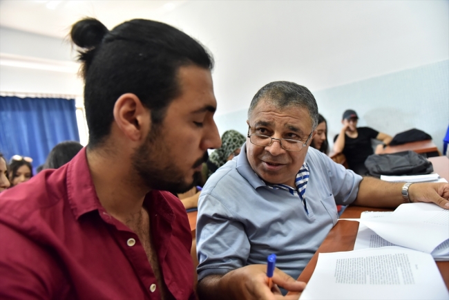 57 yaşında hem öğretmen hem öğrenci